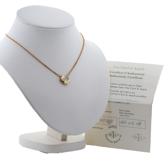 Collier Van Cleef & Arpels Pure Alhambra en or jaune et nacre - Detail D2