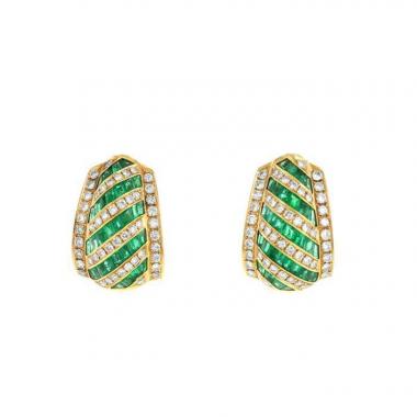Vintage  earrings in yellow gold, diamonds and emerald