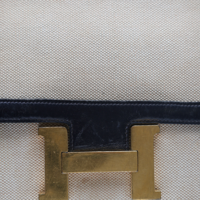 Sac à main Hermès  Constance en cuir box bleu-marine et toile beige - Detail D1