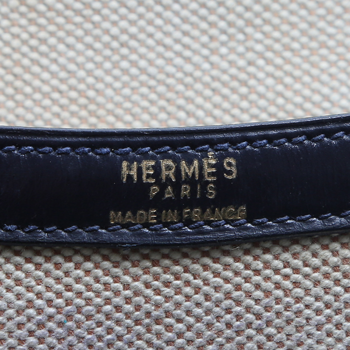 Bolso de mano Hermès  Constance en cuero box azul marino y lona beige - Detail D3