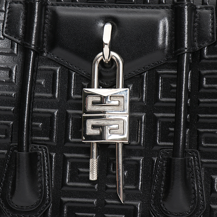 Givenchy  Antigona bag worn on the shoulder or carried in the hand  in black leather - Detail D1