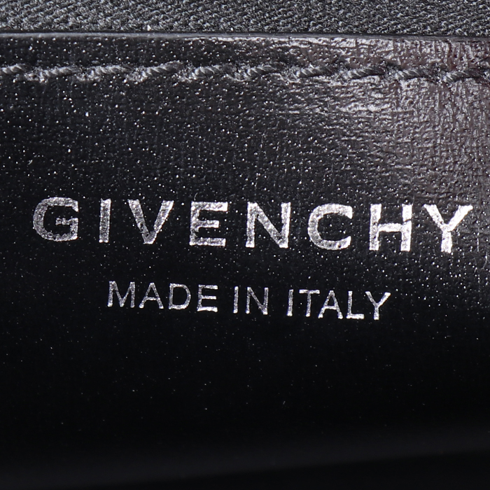 Givenchy  Antigona bag worn on the shoulder or carried in the hand  in black leather - Detail D3