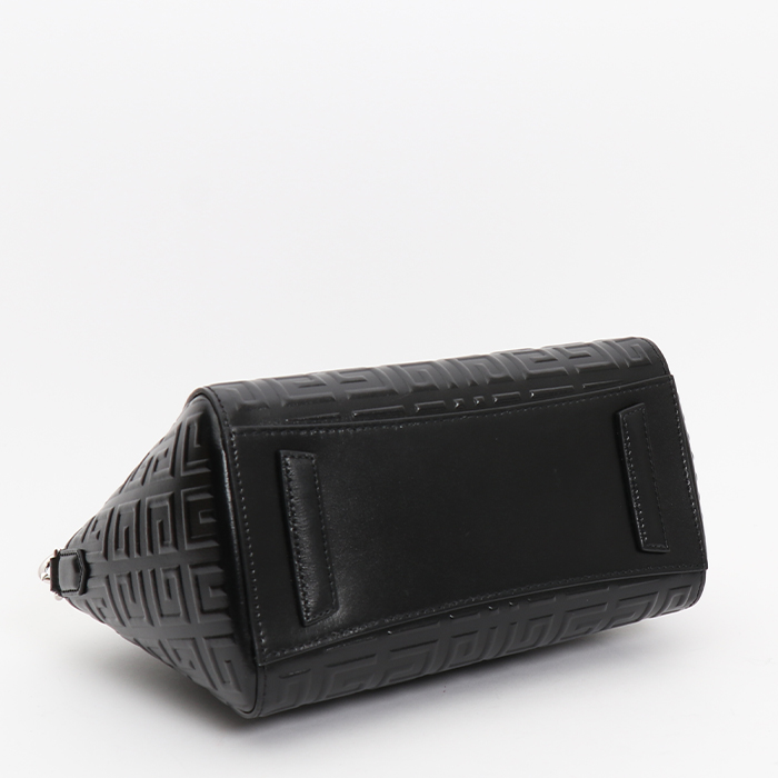 Givenchy  Antigona bag worn on the shoulder or carried in the hand  in black leather - Detail D4