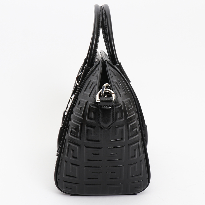 Givenchy  Antigona bag worn on the shoulder or carried in the hand  in black leather - Detail D5