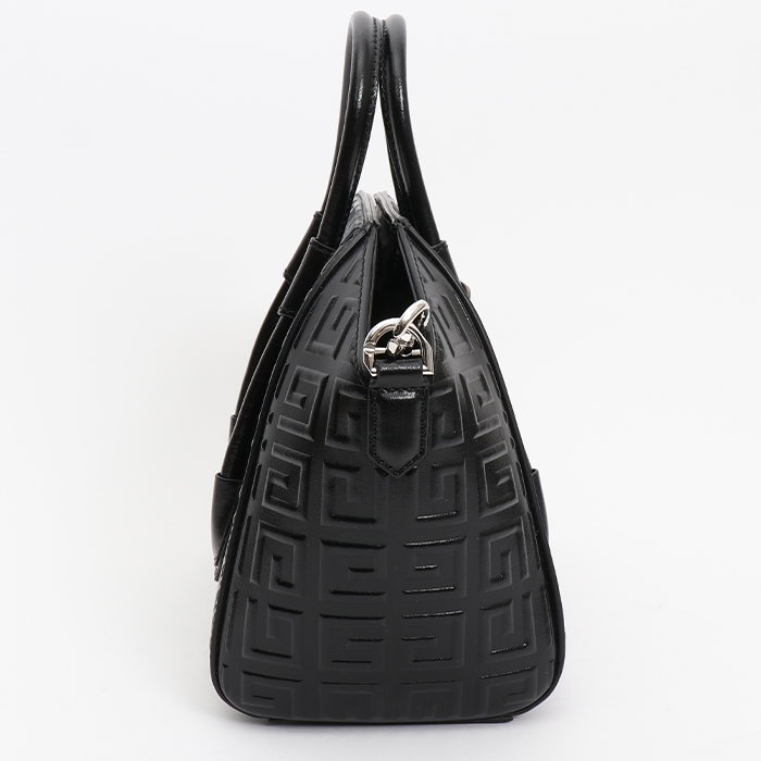 Givenchy  Antigona bag worn on the shoulder or carried in the hand  in black leather - Detail D6