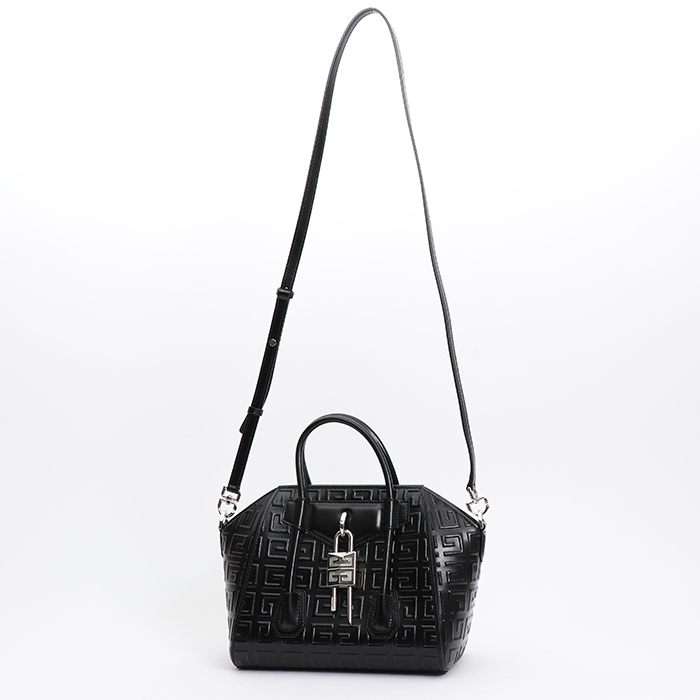 Givenchy  Antigona bag worn on the shoulder or carried in the hand  in black leather - Detail D8