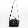 Bolso para llevar al hombro o en la mano Givenchy  Antigona en cuero negro - Detail D8 thumbnail