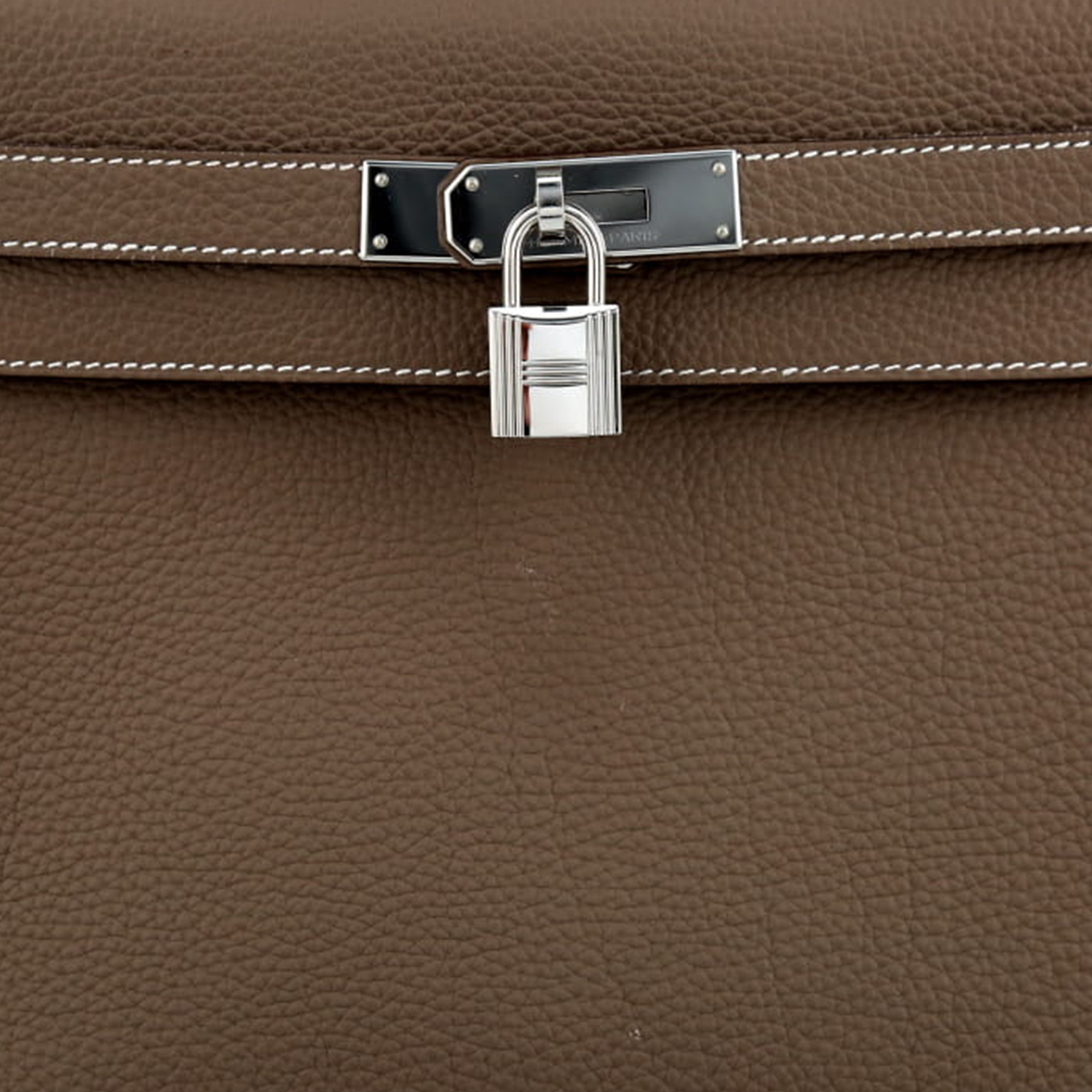 Hermès  Kelly 28 cm handbag  in etoupe togo leather - Detail D1