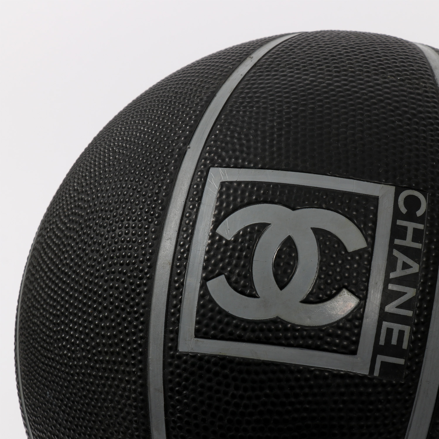 Chanel, Basket ball, in black grained rubber, sport accessory, signed, from the 2010's - Detail D1