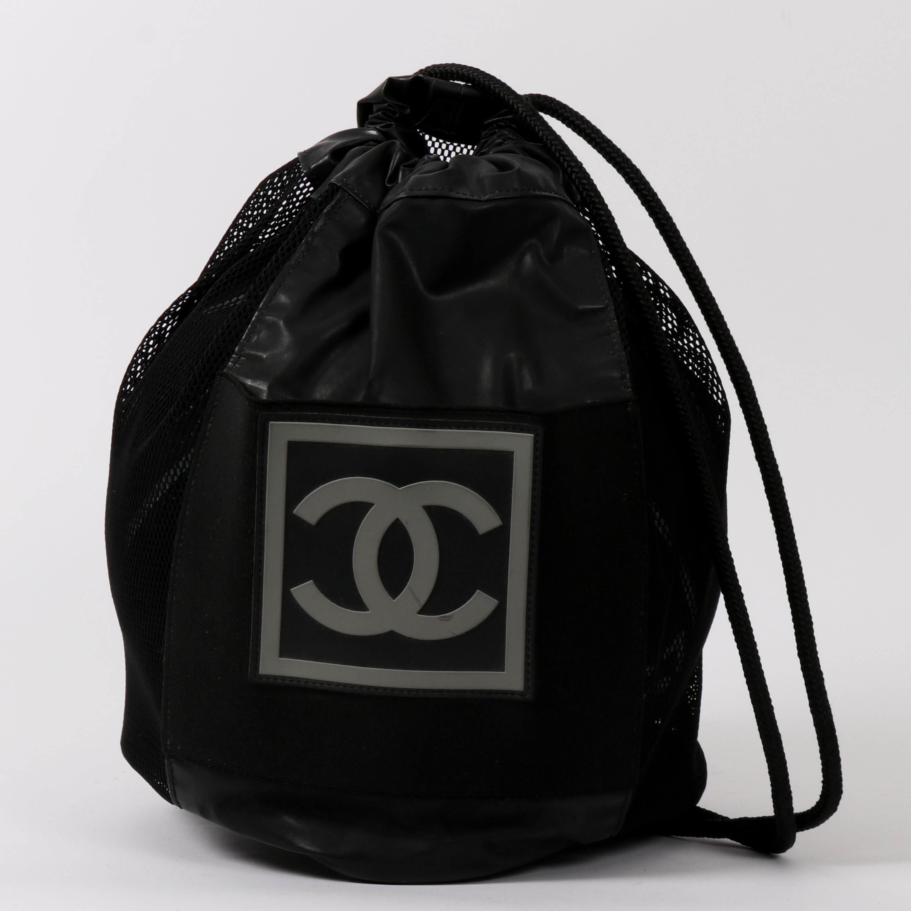 Chanel, Basket ball, in black grained rubber, sport accessory, signed, from the 2010's - Detail D3