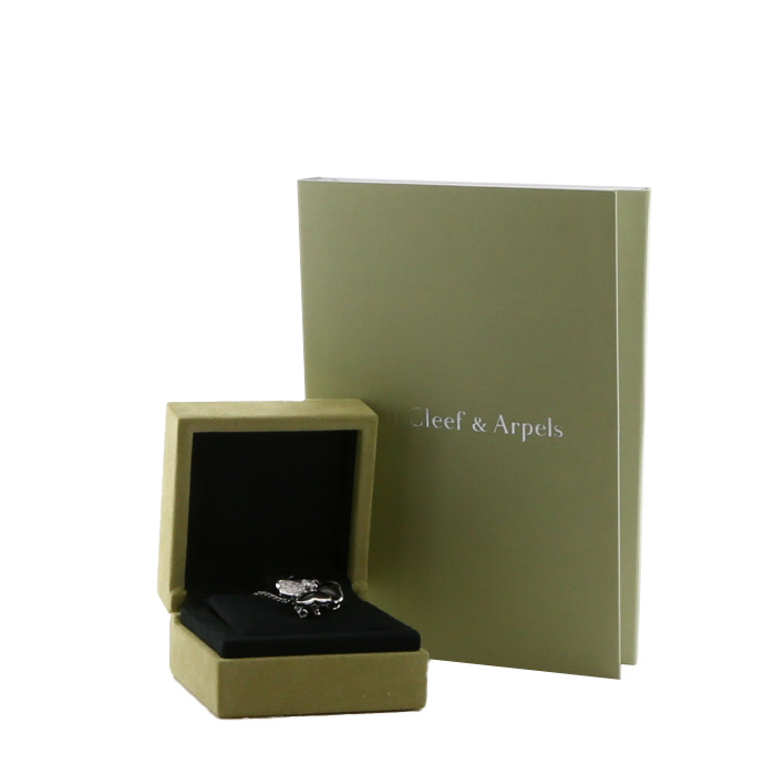 Broche-pendentif Van Cleef 
Arpels Cosmos en or blanc, diamants et onyx - Detail D2