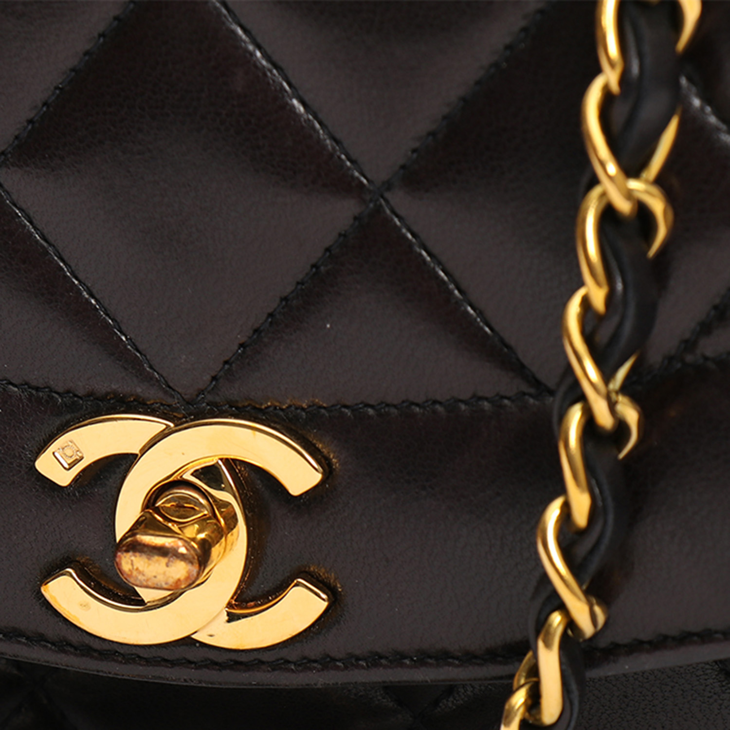 Chanel Diana shoulder bag in brown quilted leather - Detail D1