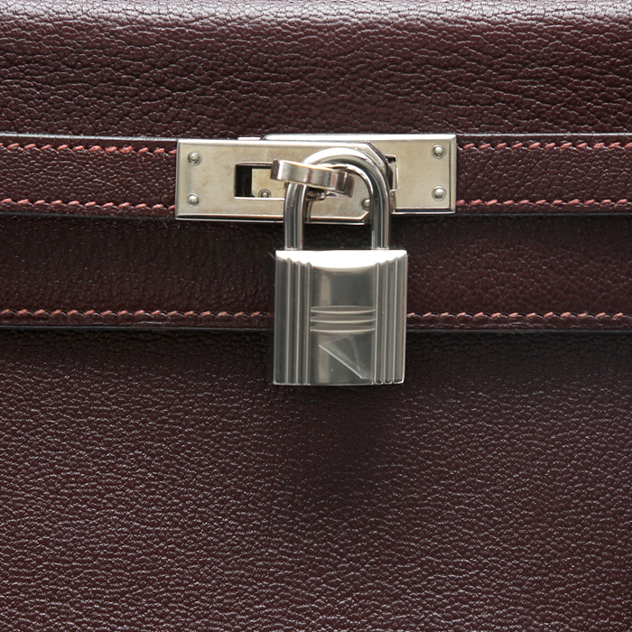 Hermès  Kelly 25 cm handbag  in burgundy goat - Detail D1