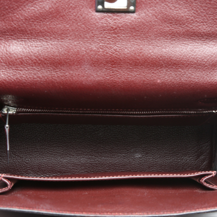Hermès  Kelly 25 cm handbag  in burgundy goat - Detail D2