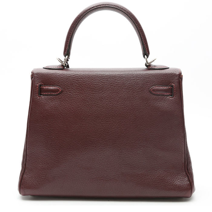 Hermès  Kelly 25 cm handbag  in burgundy goat - Detail D8