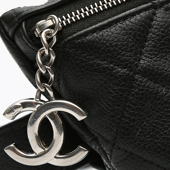 Pochette-ceinture Chanel Pochette ceinture en cuir grainé matelassé noir - Detail D1