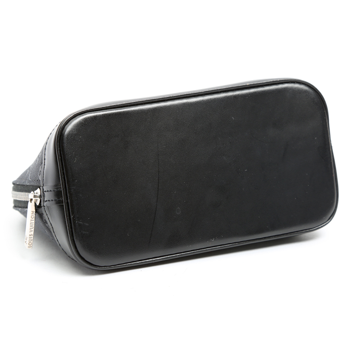 Clutch de noche Louis Vuitton  Alma en lona Monogram negra - Detail D4