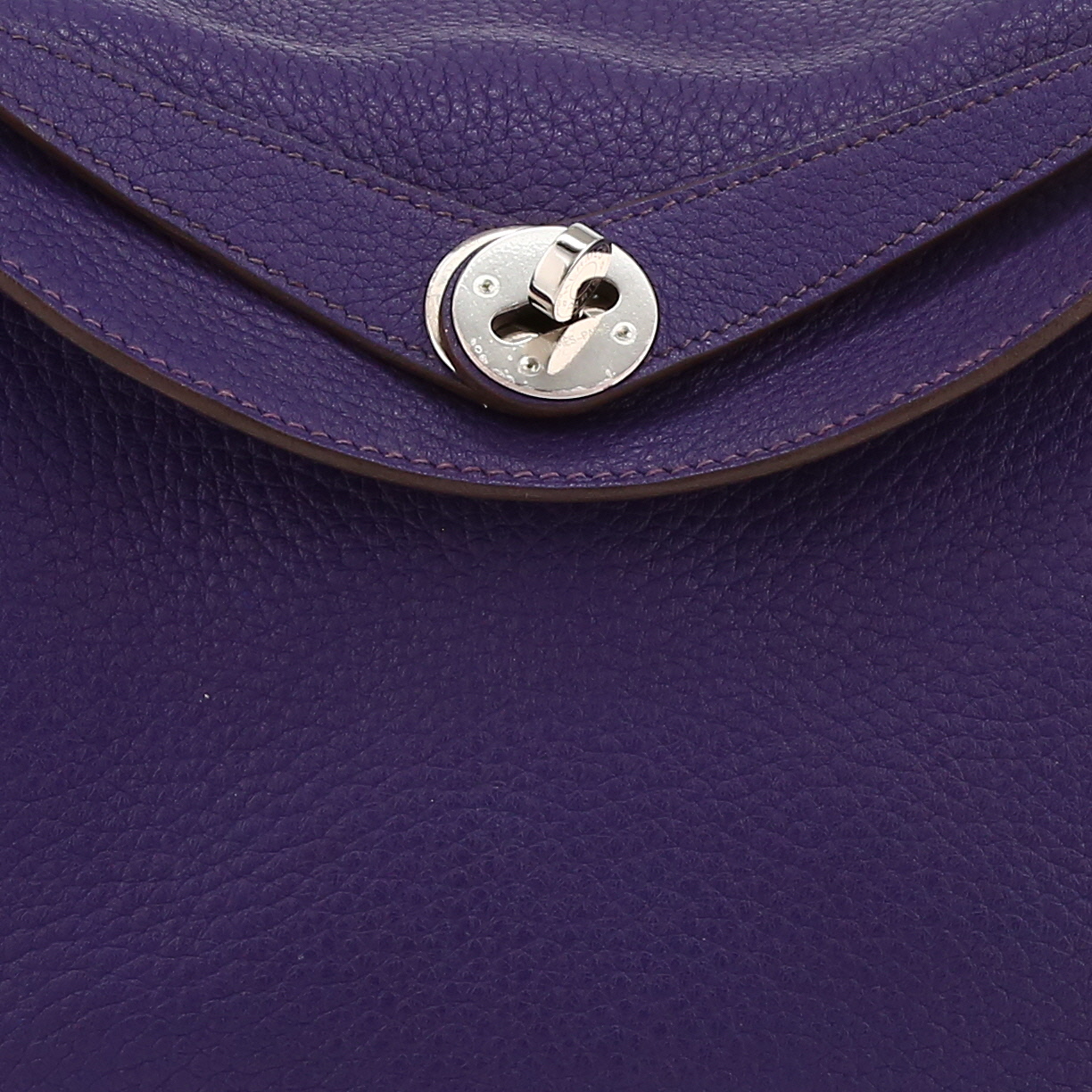 Sac à main Hermès  Lindy 30 cm en cuir togo violet - Detail D1