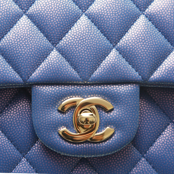Chanel Timeless Classic handbag in blue quilted grained leather - Detail D1