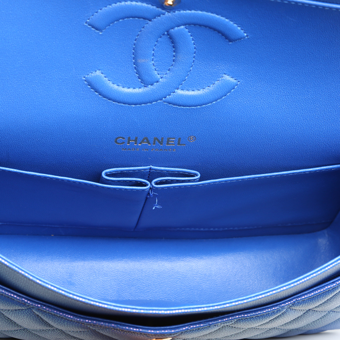 Chanel Timeless Classic handbag in blue quilted grained leather - Detail D2