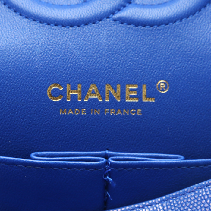 Chanel Timeless Classic handbag in blue quilted grained leather - Detail D3