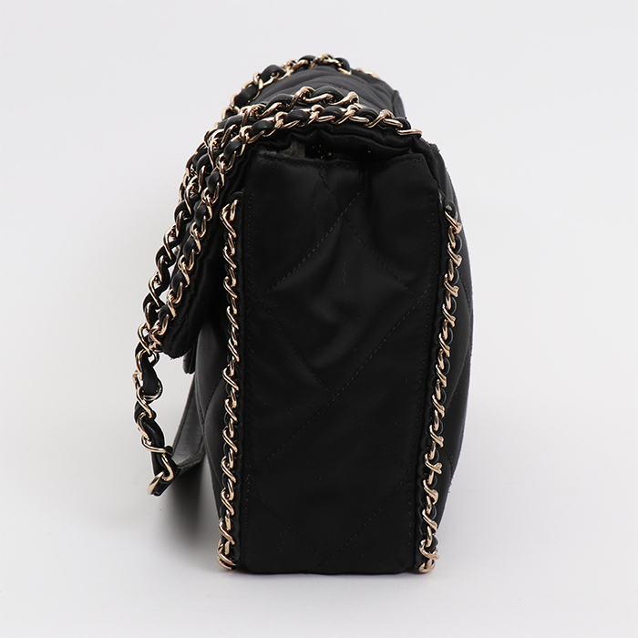 Chanel  Timeless Jumbo handbag  in black satin - Detail D5