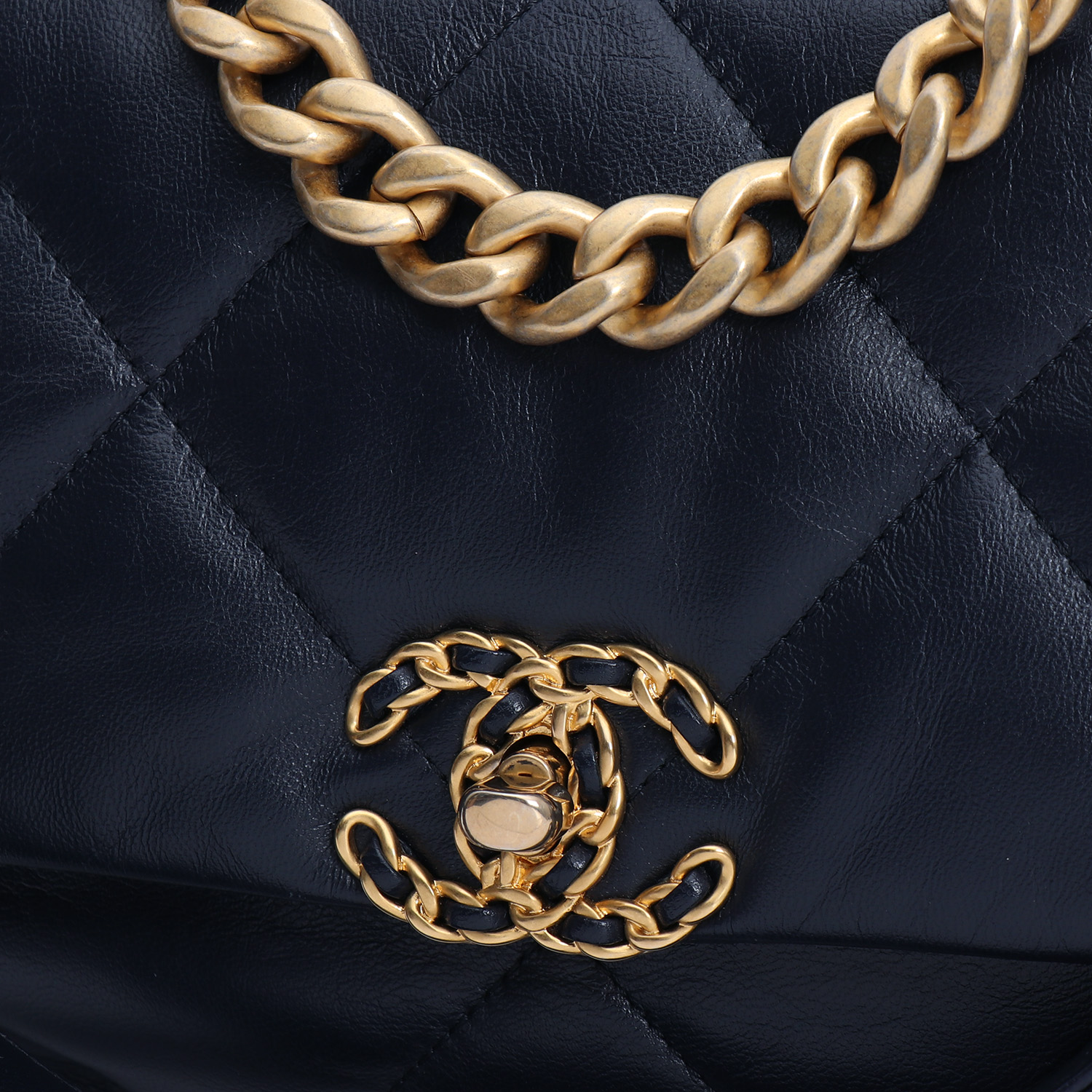 Borsa a tracolla Chanel  19 in pelle trapuntata blu marino - Detail D1