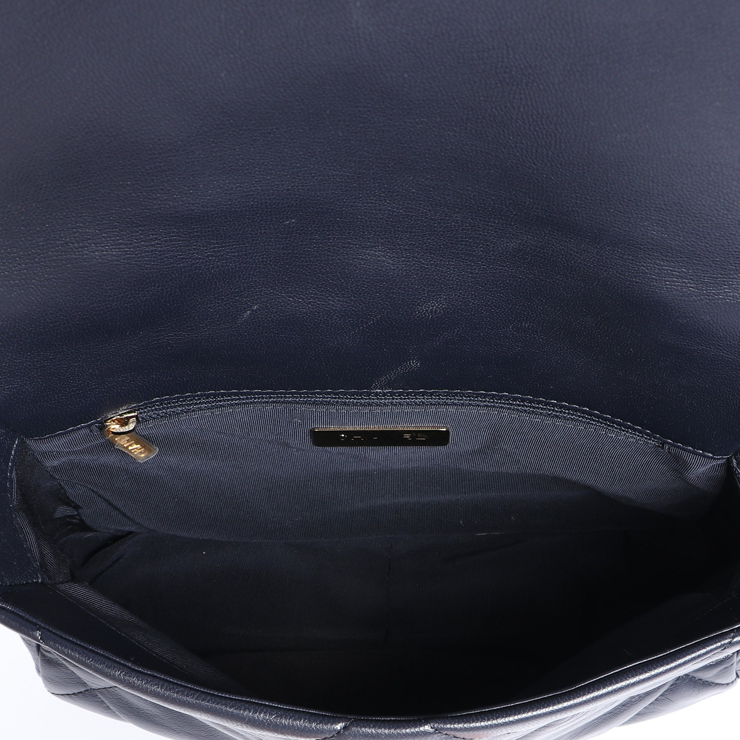 Bolso bandolera Chanel  19 en cuero acolchado azul marino - Detail D2