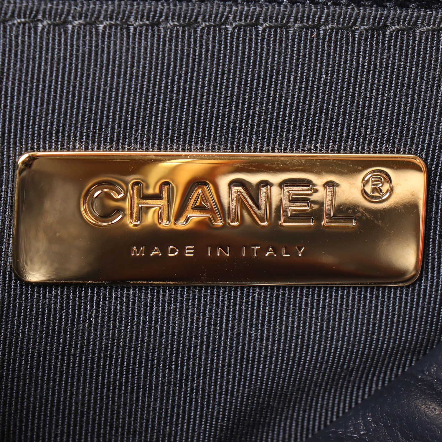 Bolso bandolera Chanel  19 en cuero acolchado azul marino - Detail D3