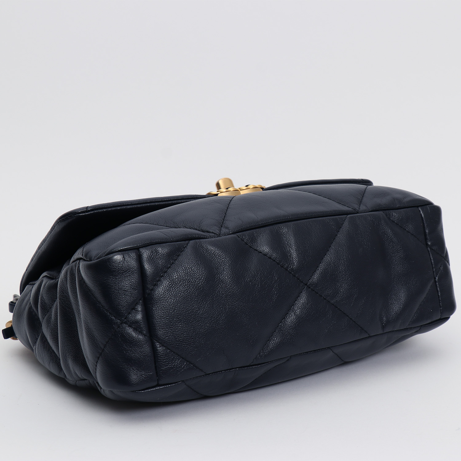 Sac bandoulière Chanel  19 en cuir matelassé bleu-marine - Detail D4