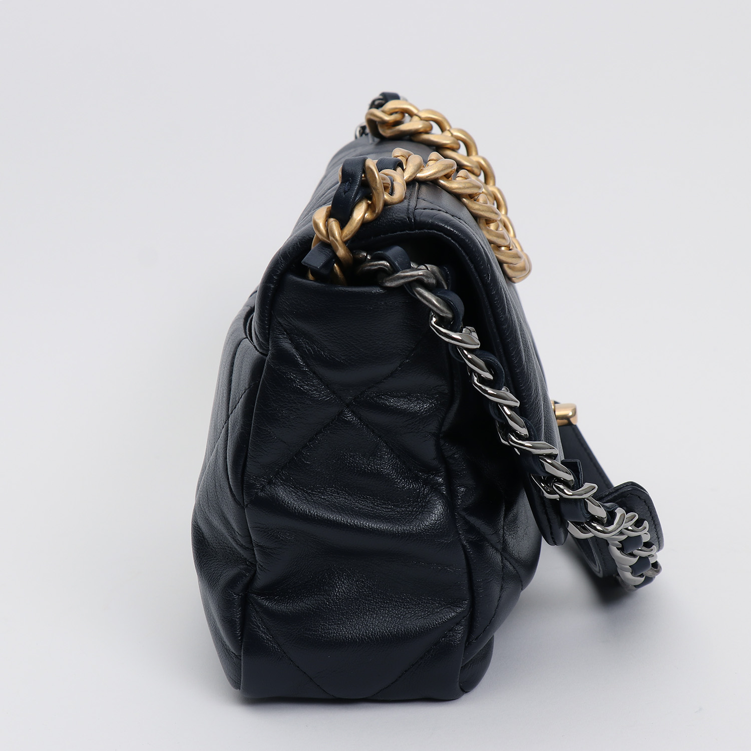 Sac bandoulière Chanel  19 en cuir matelassé bleu-marine - Detail D6