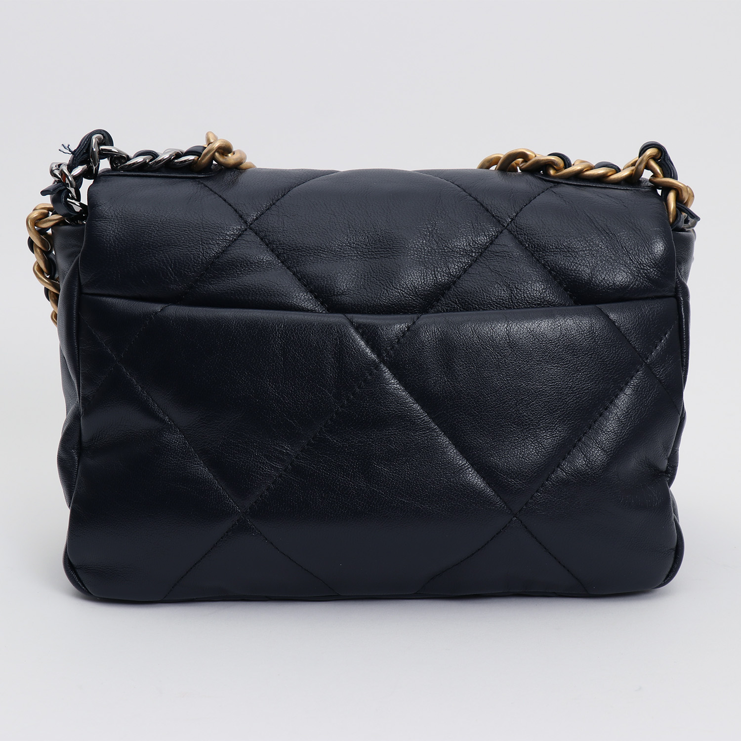 Chanel  19 shoulder bag  in navy blue quilted leather - Detail D7