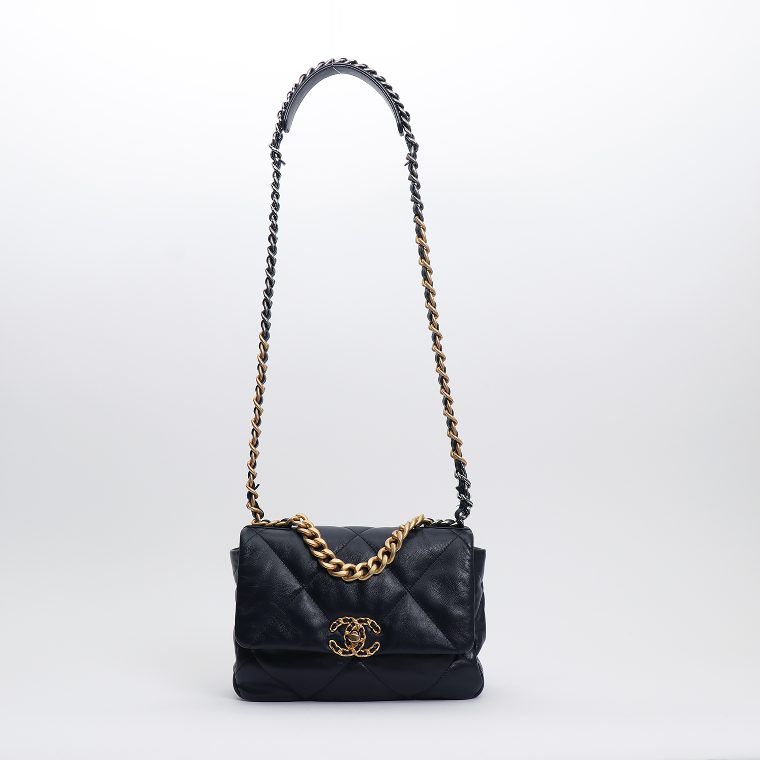 Chanel  19 shoulder bag  in navy blue quilted leather - Detail D8