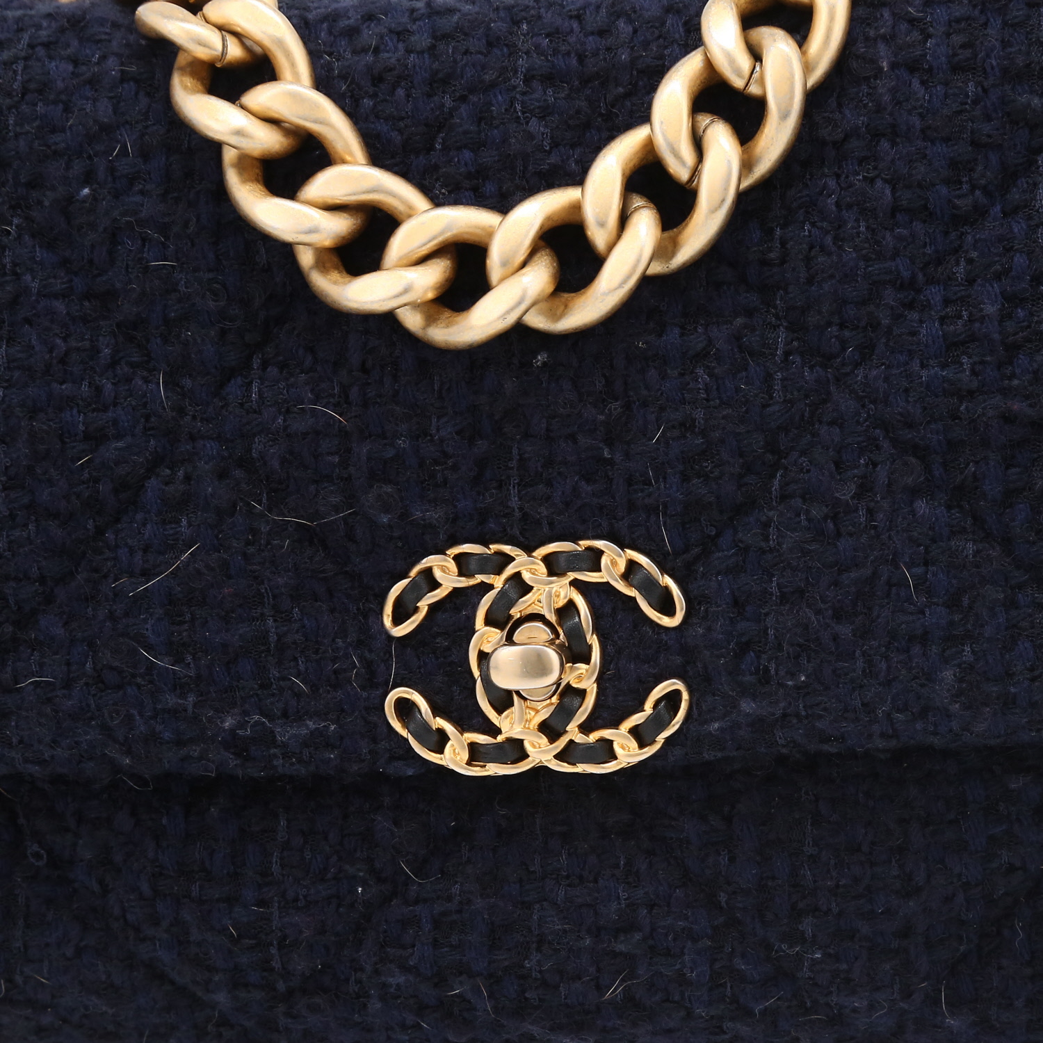 Chanel 19 large model shoulder bag in navy blue jersey canvas - Detail D1