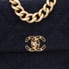 Sac bandoulière Chanel  19 grand modèle  en toile jersey bleu-marine - Detail D1 thumbnail