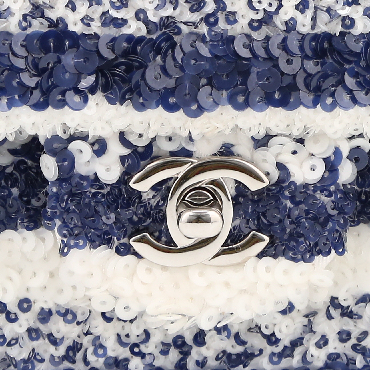 Chanel  Timeless Classic handbag  in blue and white paillette - Detail D1