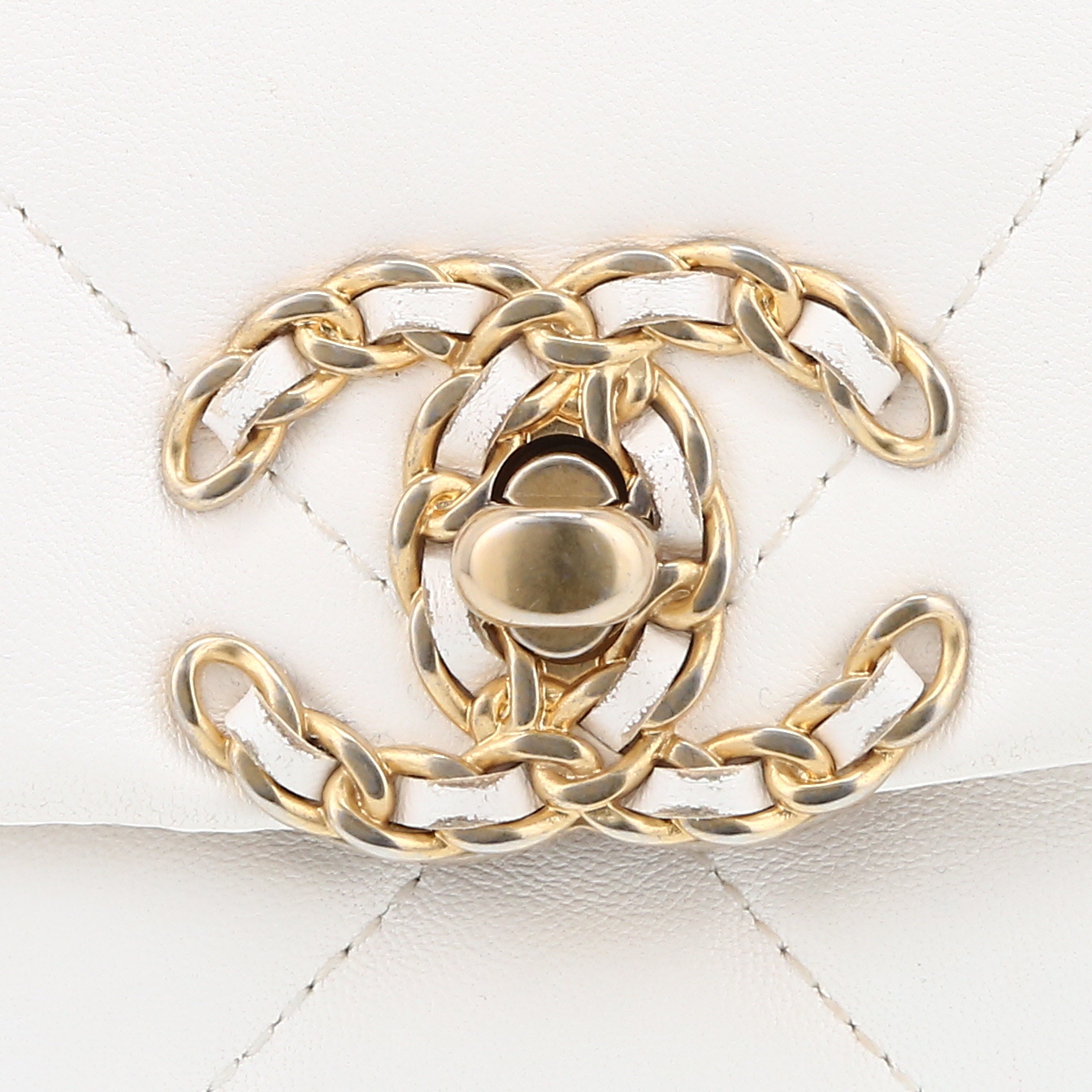 Sac bandoulière Chanel 19 en cuir matelassé blanc - Detail D1