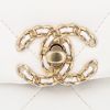 Bolso bandolera Chanel  19 en cuero acolchado blanco - Detail D1 thumbnail