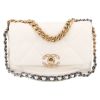 Chanel  19 shoulder bag  in white quilted leather - Detail D2 thumbnail