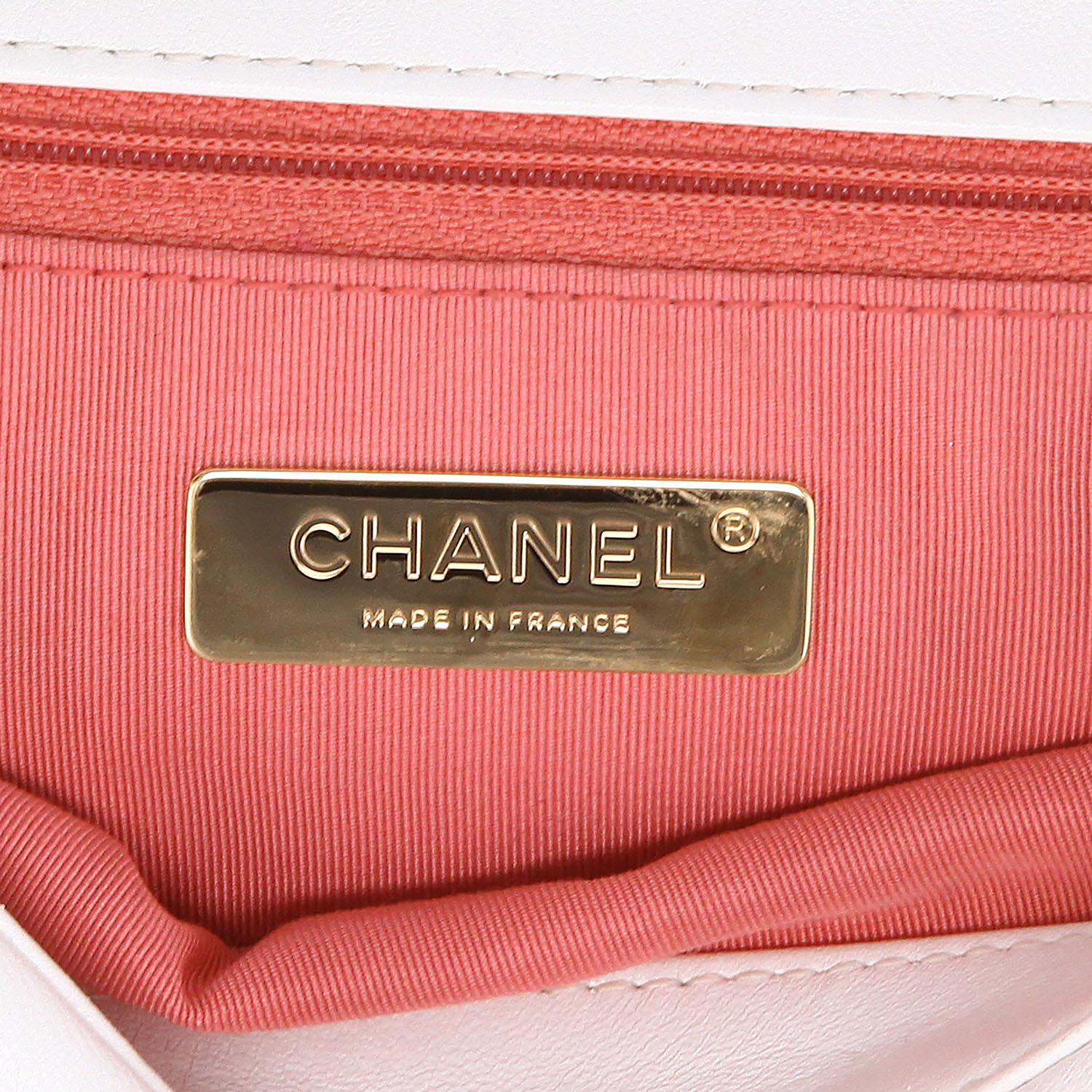 Sac bandoulière Chanel 19 en cuir matelassé blanc - Detail D9