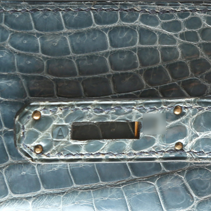 Bolso de mano Hermès  Kelly 28 cm en cocodrilo porosus azul - Detail D4