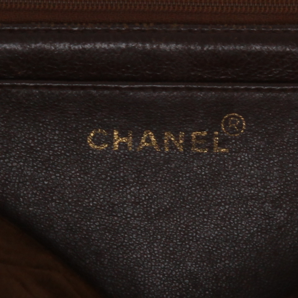 Chanel  Timeless Jumbo shoulder bag  in brown suede - Detail D2