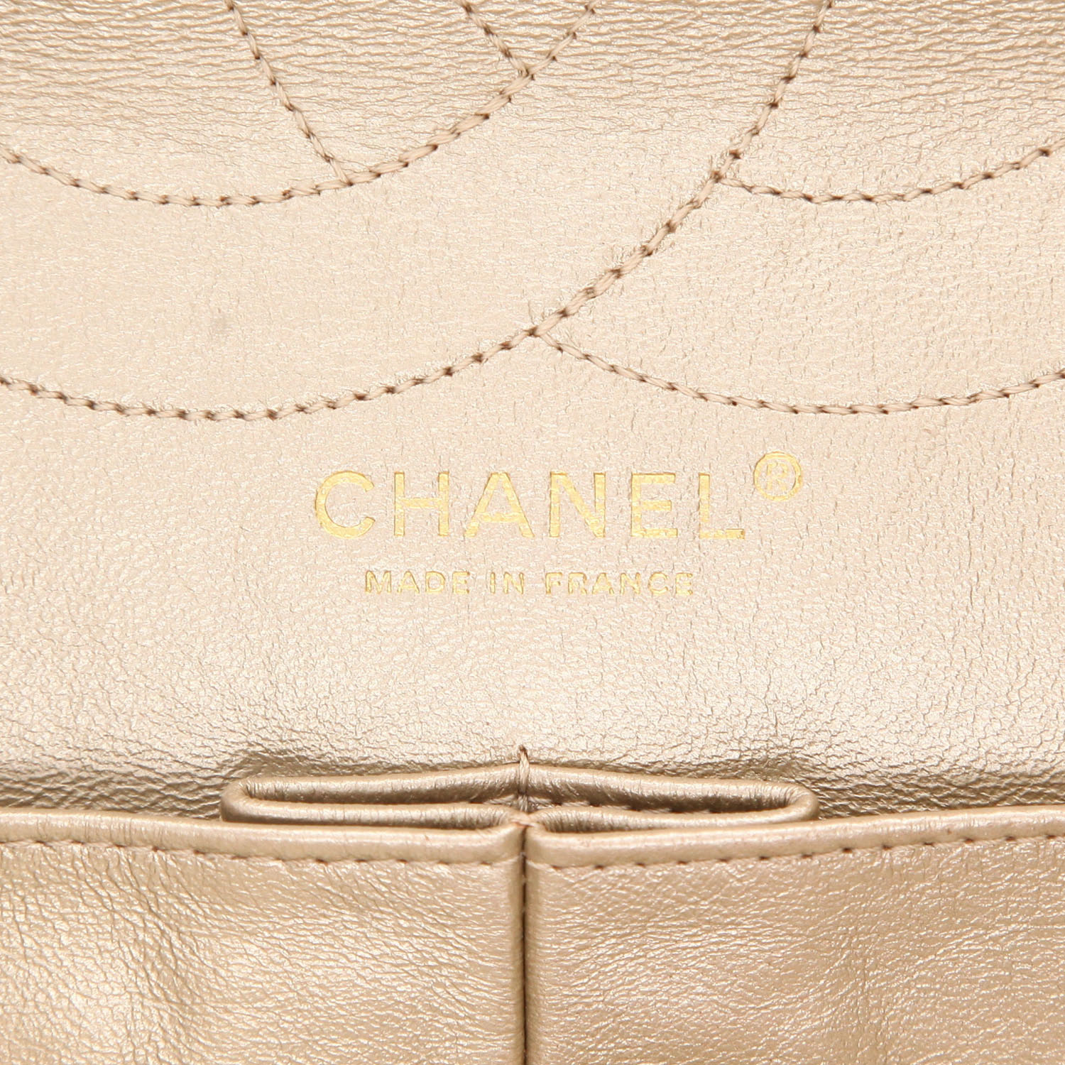 Bolso de mano Chanel  Chanel 2.55 en cuero acolchado dorado - Detail D2