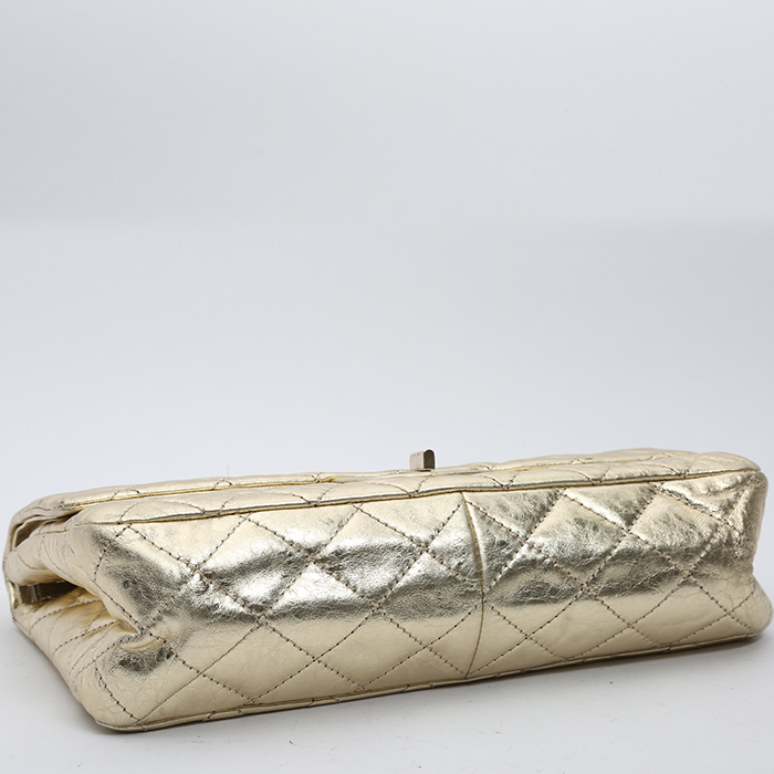 Chanel  Chanel 2.55 handbag  in gold quilted leather - Detail D4