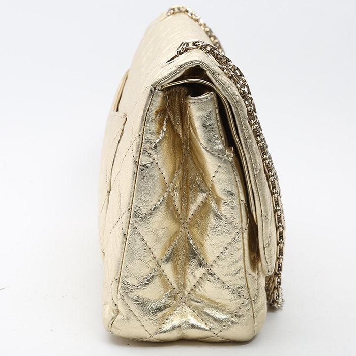 Chanel  Chanel 2.55 handbag  in gold quilted leather - Detail D5