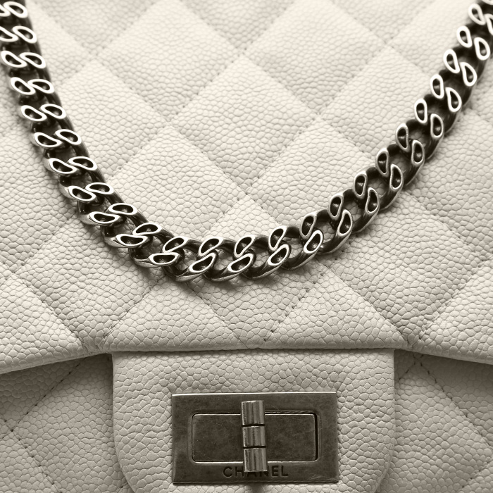 Bolso de mano Chanel  Chanel 2.55 en cuero granulado acolchado blanco - Detail D1
