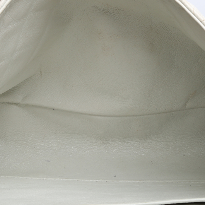 Bolso de mano Chanel  Chanel 2.55 en cuero granulado acolchado blanco - Detail D2