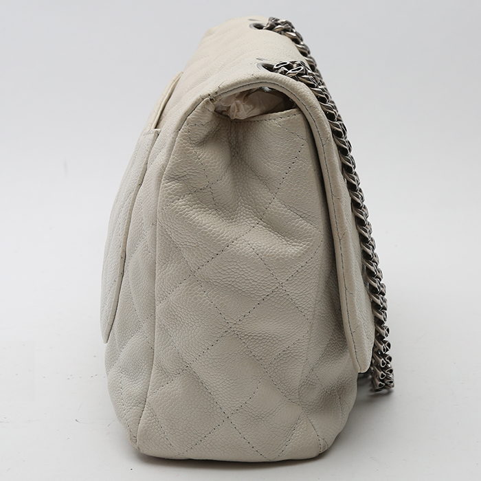 Sac à main Chanel  Chanel 2.55 en cuir grainé matelassé blanc - Detail D5