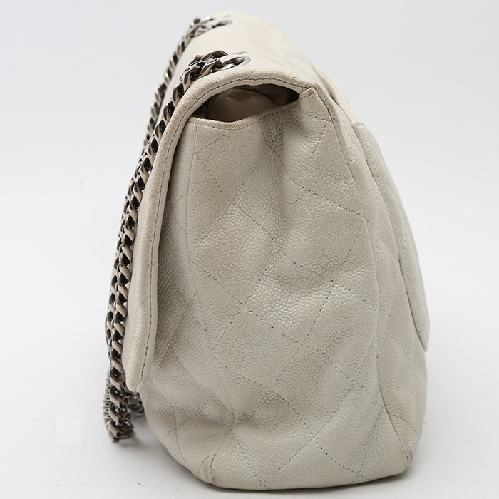 Chanel  Chanel 2.55 handbag  in white quilted grained leather - Detail D6