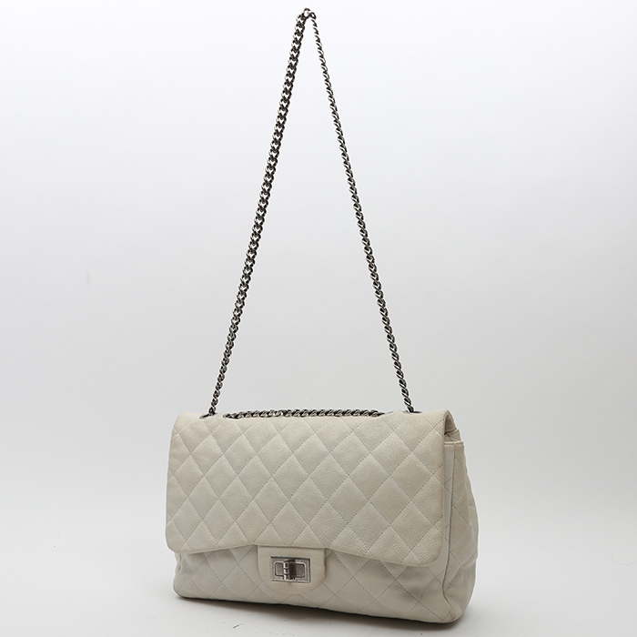 Chanel  Chanel 2.55 handbag  in white quilted grained leather - Detail D8